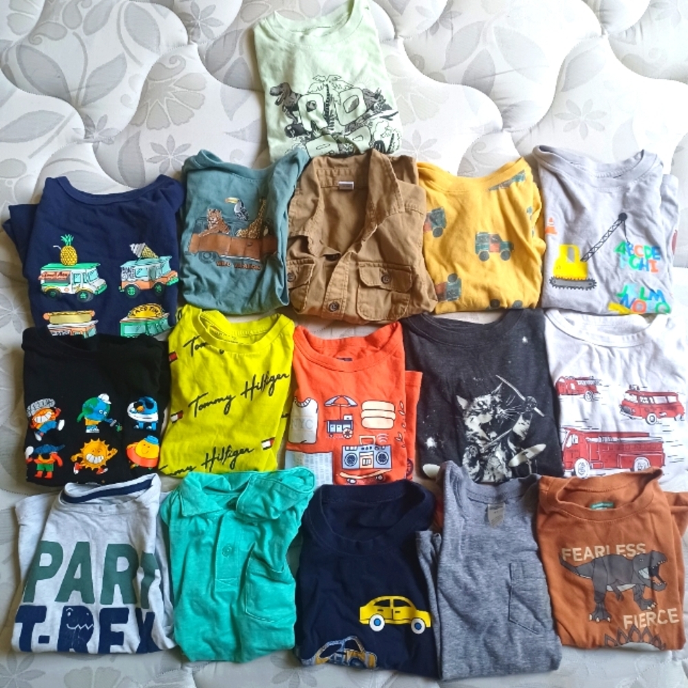 Bundle of 16 boys short sleeve tee shirts 5T, Old Navy, GAP, Garanamials…